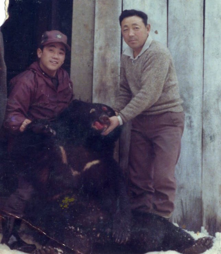 Ryozo Sato là một thành viên của bộ tộc Matagi thợ săn người Nhật. Ngoài săn bắn nai, họ còn săn cả gấu khi có cơ hội. Đây là một trong số những con gấu bị săn bắn đáng thương do Sato hạ gục tháng 12/1966.