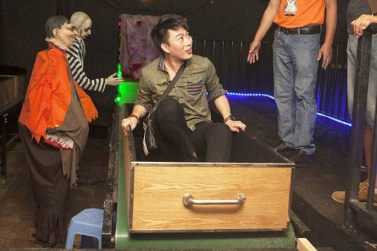 Sau lễ hỏa táng giả, người tham gia sẽ nhìn thấy hình ảnh dạ con chiếu lên trần nhà. Sau đó, họ cần phải bò như em bé cho đến khi có được một chiếc vỏ bọc tròn, mềm, màu trắng – hình ảnh tượng trưng cho sự tái sinh.