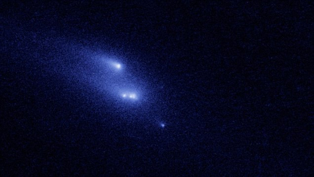 Tháng 9/2013, kính viễn vọng không gian Hubble đã ghi nhận được một sự kiện thiên văn học vô cùng hiếm xảy ra. Đó chính là quá trình tự tan rã của tiểu hành tinh có tên P/2013 R3. Nếu như các hành tinh khác bị hủy bởi va chạm trong không gian hoặc tiếp xúc gần với mặt trời nhưng riêng P/2013 R3 lại suy yếu dần theo thời gian và tan thành những mảnh nhỏ.
