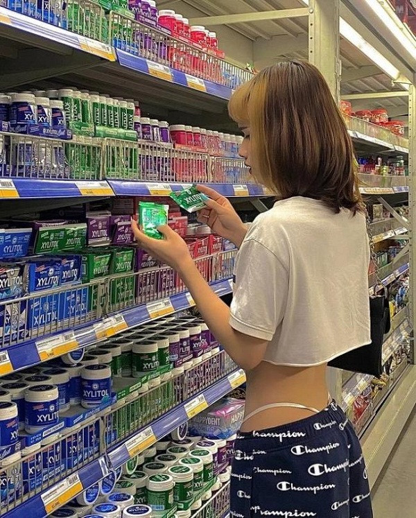 Mặc thiết kế áo croptop trẻ trung cùng mẫu quần cạp trễ, cô nàng gây “nhức mắt” với màn lộ nội y lộ liễu.