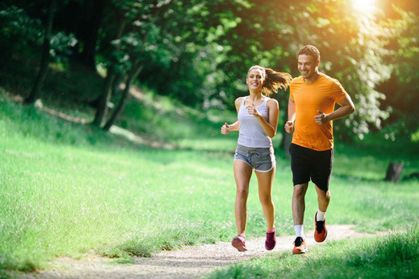Khi mua giày, bạn nên chọn giày chạy bộ có đế giảm sốc. Nên thử giày với loại tất mà bạn thường mang, vào buổi chiều hoặc tối. Thời điểm chọn giày này giúp bạn chọn được đôi có kích cỡ vừa vặn. Tương tự, quần áo mặc chạy bộ cũng cần chọn loại chất liệu vải thấm hút mồ hôi, nhanh khô, thoải mái khi vận động.