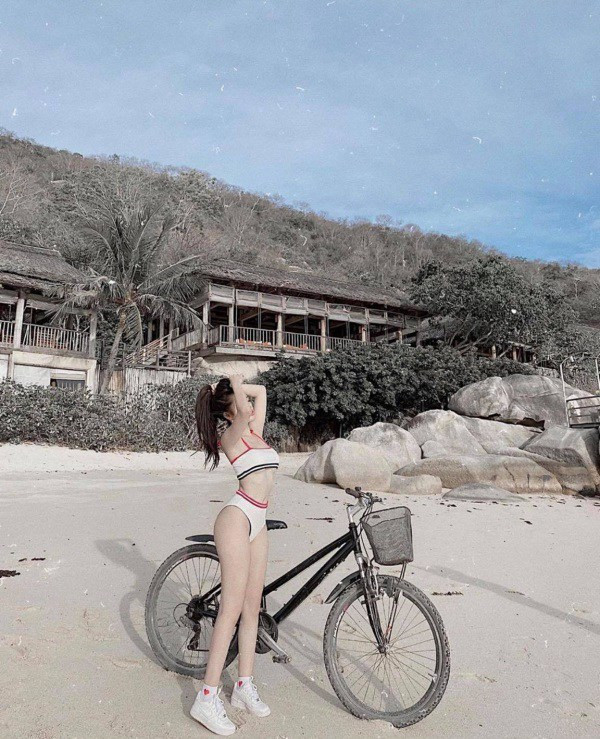 Diện trang phục kiệm vải này, chị em khoe trọn được đường cong cơ thể đầy mê hoặc. Mặc bikini đi xe đạp còn giúp bạn gái trở nên vô cùng nổi bật, cá tính. Đây cũng là lý do khiến phong cách thời trang có phần lạ lẫm được nhiều chị em hưởng ứng.