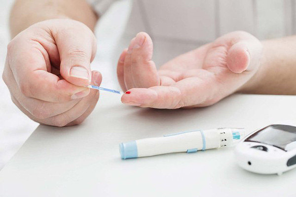Ngoài phân loại, các nhà khoa học còn cảnh báo tác hại của “giấc ngủ rác”. Cụ thể, nó có thể làm tăng nguy cơ tiểu đường. Thời gian ngủ trung bình là 6-8 giờ, nhiều hơn 9 giờ là giấc ngủ dài. Duy trì giấc ngủ dài liên tục sẽ làm tăng nguy cơ tiểu đường. Kết quả nghiên cứu chỉ ra, nếu ngủ nhiều hơn 8 giờ mỗi ngày sẽ làm tăng nguy cơ tiểu đường gấp 3 lần.