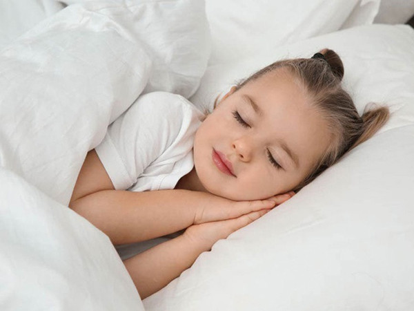 Thực tế, giấc ngủ cũng có những tiêu chuẩn nhất định về thời gian. Hiệp hội Giấc ngủ Anh khuyến nghị thời gian ngủ tốt nhất với trẻ sơ sinh từ 1-12 tháng là 14-15 giờ. Trẻ 1-3 nên ngủ 12-14 giờ mỗi ngày.