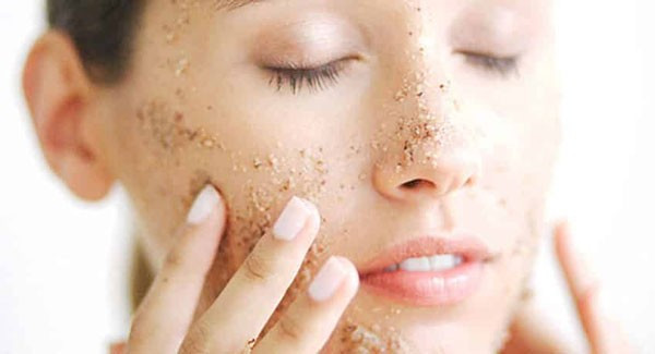 Massage nhẹ nhàng da theo chuyển động tròn ít nhất trong vòng 30 giây rồi rửa sạch bằng nước ấm. Mỗi tuần, chỉ nên tẩy da chết 1-2 lần, lạm dụng sản phẩm tẩy da chết có thể gây tổn thương da, bào mòn da khiến da nổi mụn nhiều hơn.