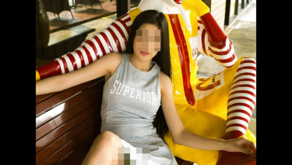 Ăn mặc sexy, tạo dáng phản cảm chụp hình đăng mạng xã hội là cách tạo sự chú ý được nhiều cô gái trẻ áp dụng. (Ảnh: ET)