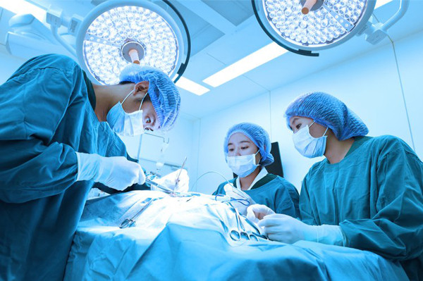 Khi được bác sĩ thông báo tình trạng sức khỏe, cô gái gục khóc vì hối hận, ký giấy xác nhận đồng ý phẫu thuật. May mắn thay, ca phẫu thuật thành công, bệnh nhân hồi phục tốt và được phép xuất viện.