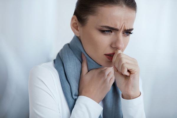 Đặc biệt lưu ý, bệnh nhân có triệu chứng ho ra máu nên duy trì tư thế nằm nghiêng để tránh cục máu đông làm tắc ống phế quản, gây khó thở.