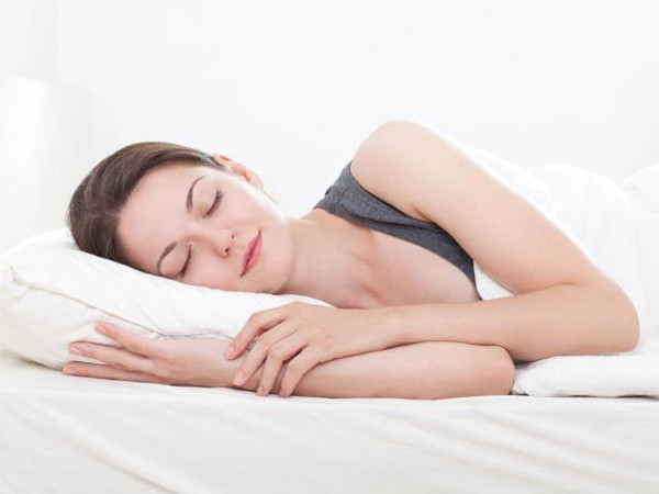 Ngủ nghiêng. Ngủ nghiêng về bên trái có thể giúp giảm chứng trào ngược dạ dày, tạo điều kiện tiêu hóa thức ăn, giảm các triệu chứng trào ngược axit và ợ chua ở một số bệnh nhân mắc bệnh dạ dày và trào ngược dạ dày. Tư thế ngủ nghiêng về bên phải phù hợp với những bệnh nhân mắc bệnh tim mạch và mạch máu não. Ưu điểm của tư thế ngủ này là không chèn ép tim và giúp đường thở luôn thông thoáng.