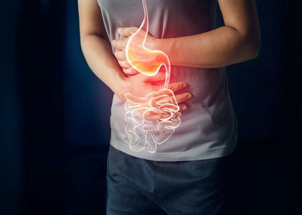 Người có các vấn đề về dạ dày nên ngủ nghiêng phải. Về mặt giải phẫu, độ cong của dạ dày khá lớn, các lối từ dạ dày xuống tá tràng, từ ruột non đến ruột già đều nằm bên trái. Nằm nghiêng phải sẽ không gây chèn ép các mô này, có lợi cho quá trình tiêu hóa vào ban đêm.