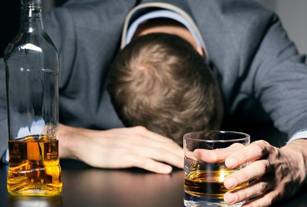 Tuy nhiên, tư thế này không thích hợp với người béo phì, người mắc bệnh tim phổi, người say rượu. Giải thích nhận định này, chuyên gia cho biết người béo phì khi ngủ phần gốc lưỡi rất dễ tụt ra sau. Từ đó gây bít lỗ mũi và đường hô hấp, gây hiện tượng ngủ ngáy, thậm chí ngưng thở khi ngủ. Tương tự, người say không nên nằm tư thế này, nên điều chỉnh tư thế ngủ nghiêng để giữ mũi, miệng thông thoáng.