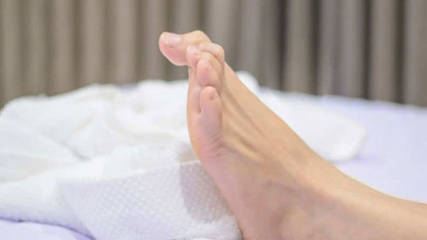 Chuột rút khi ngủ. Chuột rút là cơn đau ở chân do sự co thắt cơ đột ngột. Tình trạng này thường xảy ra vào ban đêm, kéo dài vài phút.