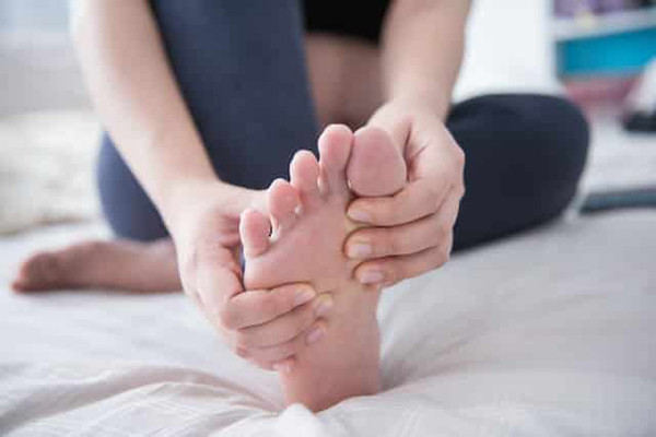Chuột rút khi ngủ bắt nguồn từ độc tố trong thuốc lá. Khi đi vào cơ thể, chúng gây ảnh hưởng xấu đến mạch máu, gây nên các bệnh như xơ cứng động mạch, thu hẹp khoang mạch máu, huyết khối…Khi khả năng lưu thông máu giảm, các chất chuyển hóa ở chân không bài tiết kịp thời, cộng thêm cơ thể không cung cấp đủ máu và oxy cho chi dưới dẫn đến hiện tượng chuột rút.