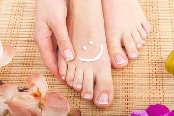 Móng tay, chân mịn. Móng tay người khỏe mạnh thường rất mịn, hồng hào, không có đường vân, khe nứt. Trong khi đó, mắc các bệnh mãn tính có thể khiến móng tay chân trở nên thô ráp, tạo nên các đường vân dọc.