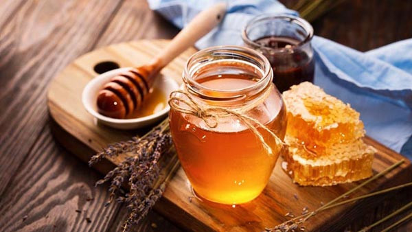 Mật ong. Mật ong rất có lợi cho sức khỏe song người mắc tiểu đường cần cân nhắc lợi hại. Nguyên nhân bởi mật ong chứa nhiều đường, chiếm tới 75%. Đáng lưu ý, đường trong mật ong chủ yếu là đường glucoza và fructoza - Loại đường cơ thể rất dễ hấp thụ.