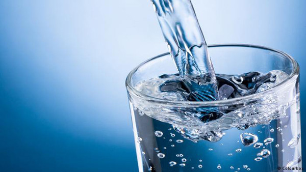 Khi đi vào cơ thể, nước có thể điều hoà thân nhiệt cân bằng ở ngưỡng 37°C, thân nhiệt của chúng ta sẽ tự động điều chỉnh khi thời tiết thay đổi nóng lạnh nhờ có nước.