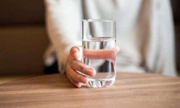 Điều kiện kinh tế ngày càng phát triển, mọi người có nhiều lựa chọn đồ uống hàng ngày cho mình. Trong số đó, phổ biến hơn cả là nước đun sôi để nguội và trà. Nhiều người băn khoăn nên uống loại nào thời gian dài sẽ tốt hơn. Để trả lời thắc mắc trên, chuyên gia phân tích tác động sức khỏe của từng loại với cơ thể.