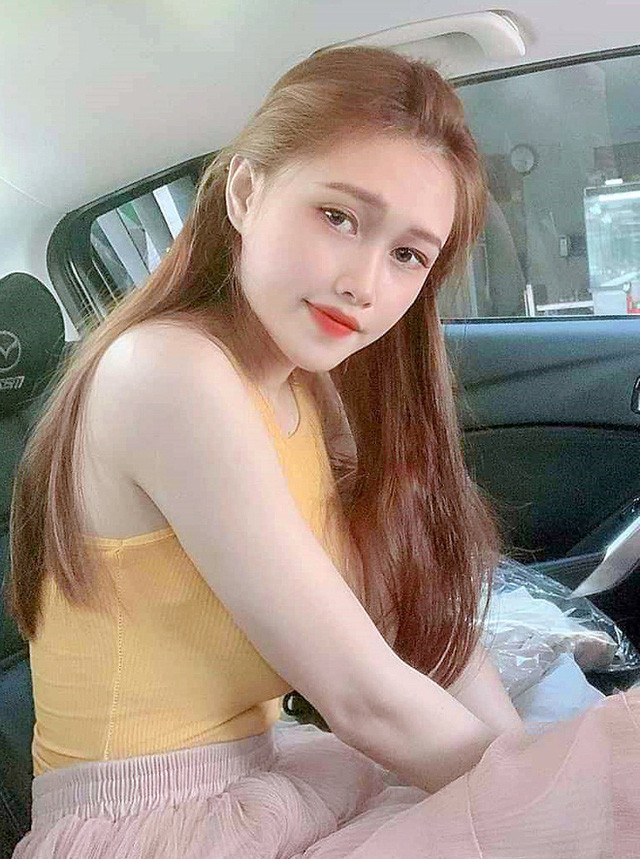 Hot girl 9x cũng bị người tình lôi kéo vào con đường buôn ma túy: Tại cơ quan công an, Trúc khai đã cùng người tình trực tiếp mua ma túy từ Lê Duy Phương. Mỗi viên thuốc lắc Trúc mua với giá 210.000, sau đó bán ra mức 300.000 đồng. Ngoài ra, cô gái này còn mua ma túy đá dạng "khay" về chia nhỏ để mang đi tiêu thụ.