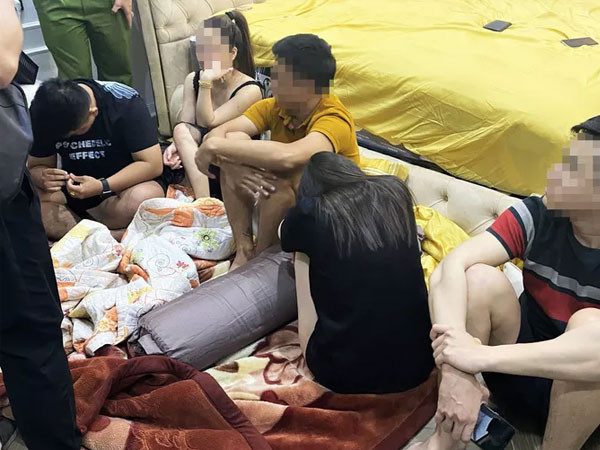 7 dân chơi bay lắc tại nhà: Tháng 3/2020, công an phường Phước Mỹ, quận Sơn Trà, TP Đà Nẵng xử phạt hành chính 7 nam nữ sử dụng ma túy tập thể tại nhà. khi cơ quan chức năng ập đến thì 7 đối tượng đang mở nhạc công suất lớn và phát hiện 2 gói ni-lông, 12 viên ma túy tổng hợp các đối tượng dùng để bay lắc. Phần lớn các vụ việc phạm pháp hình sự, an ninh trật tự đều liên quan người nghiện ma túy, các chất kích thích, do đó cần quản lý chặt chẽ, thường xuyên tổ chức truy quét, phát hiện, tiến công trấn áp tội phạm.