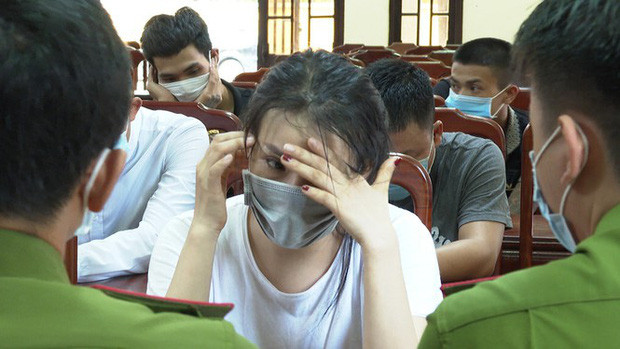 25 đối tượng mở "tiệc" ma túy: Ngày 1/9/2020 tin từ Công an tỉnh TT- Huế phát hiện bắt quả tang 25 đối tượng mở "tiệc" ma túy trong căn hộ khu đô thị cao cấp thuộc khu đô thị Royal Park (thị xã Hương Thủy), do Nguyễn Viết Sang (30 tuổi) thuê. Tại thời điểm kiểm tra, lực lượng Công an thu giữ trên 6,7 gram ketamin và trên 0,1 gram thuốc lắc. Nhiều đối tượng "bay lắc" có tuổi đời còn rất trẻ, đặc biệt nhiều đối tượng là nữ.