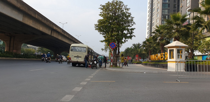 Cứ vào khoảng 16h hằng ngày, hàng chục xe khách rời bến xe Mỹ Đình đều xếp hàng dài trên tuyến đường Phạm Hùng để đón, vợt khách trái quy định