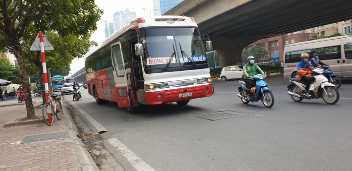 Thậm chí, để có khách mà không bị xử phạt, nhiều xe vừa chạy vừa mở cửa gây tiềm ẩn nguy cơ tai nạn