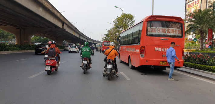 Đoạn đường gần 300 mét qua tòa nhà Vincom Phạm Hùng có tới 8 chiếc xe khách nối đuôi nhau nằm chờ để vợt khách