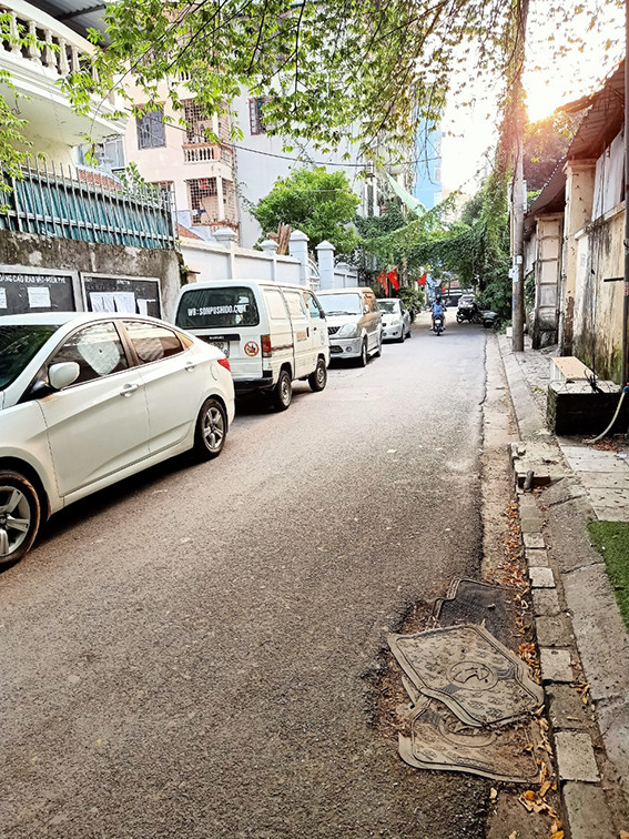 Tại ngõ 12 Nguyễn Văn Huyên, Cầu Giấy mặc dù đã có biển hiệu cấm dừng, đỗ ô tô trên tuyến đường này nhưng dường như các phương tiện vẫn “phớt lờ” quy định, ngang nhiên dừng đỗ phương tiện trái phép.