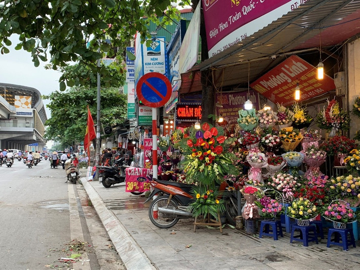 Trong khi đó, tại quận Hà Đông, vỉa hè ở nhiều tuyến đường cũng là nơi họp chợ với đủ các mặt hàng, từ bày bán hoa...