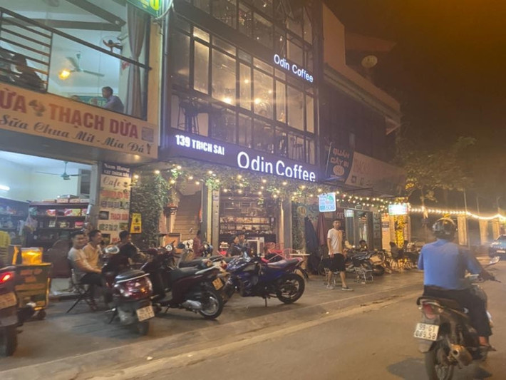 Vỉa hè bị chiếm dụng, người đi bộ không còn đường để đi. >>>Xem thêm Video: Bức xúc vì nạn buôn bán, lấn chiếm lòng lề đường gây cản trở giao thông (Nguồn: VTC14)