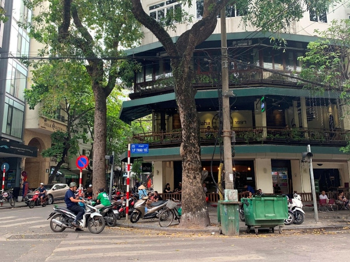 Tương tự tại phố Lý Thái Tổ (quận Hoàn Kiếm) hoạt động kinh doanh đã nhộn nhịp trở lại và vỉa hè lại thành địa điểm lý tưởng để buôn bán.