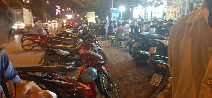 Trên tuyến phố Đỗ Đức Dục, Mễ Trì, Nam Từ Liêm, ghi nhận của PV, các hộ kinh doanh mặt phố đã biến lòng đường, vỉa hè thành nơi bày bàn ghế, biển quảng cáo, biển hiệu, dừng, đỗ phương tiện gây cản trở giao thông. Thậm chí, khu vực vỉa hè gần như như bị các hộ kinh doanh lấn chiếm hoàn toàn, nhiều chỗ không còn lối đi dành cho người đi bộ.