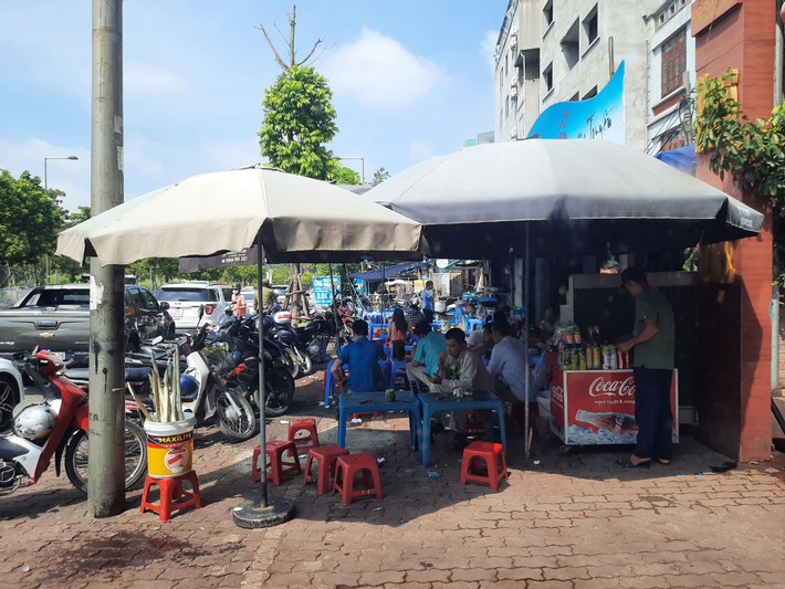 Tình trạng quán ăn, trà đá tràn lan trên vỉa hè, phố Đỗ Đức Dục Đặc biệt, trước cửa nhà hàng Bia huynh đệ (số 3 Đỗ Đức Dục) quán Việt Béo, Phở Cồ gia truyền, đoạn gần khu vực cổng Khách sạn JW Marriott tình trạng xe ô tô, dừng đỗ tràn lan thành hàng dài, đỗ ngược chiều cả hai bên đường gây cản trở giao thông nghiêm trọng, đặc biệt vào buổi sáng và buổi tối.