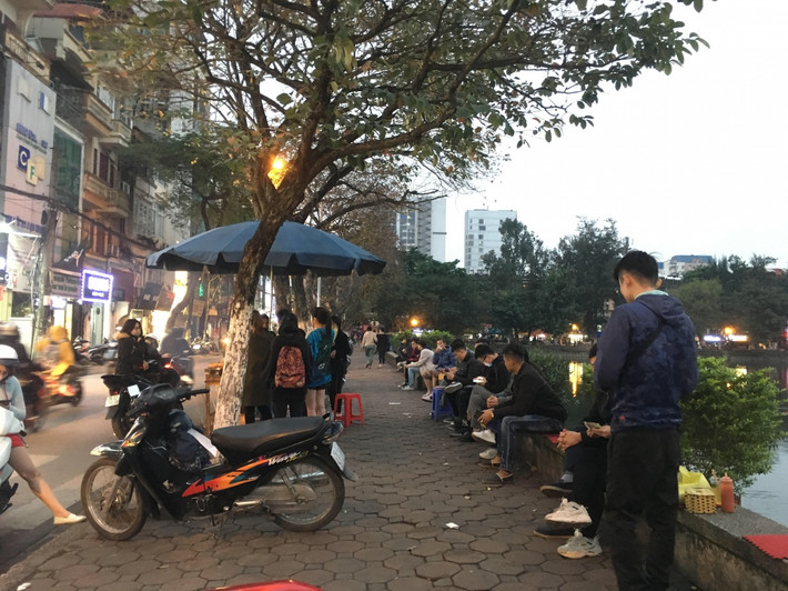Một người dân sống cho biết: ''Vỉa hè là nơi dành cho người đi bộ nhưng muốn đi qua đoạn đường này, chúng tôi toàn phải bước xuống lòng đường vì các cửa hàng kinh doanh nằm kề sát nhau bày đồ tràn lan và rất đông người ra vào thì làm gì còn chỗ để người dân đi lại''.