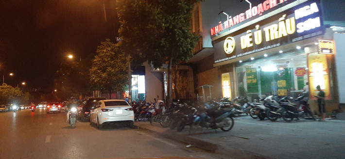 Ghi nhận tại phố Miếu Đầm, phường Mễ Trì nhiều nhà hàng, quán nước lấn chiếm vỉa hè kèm theo lều quán, mái che, biển hiệu không đúng quy định, khiến tuyến phố ngày càng trở lên nhếch nhác, lộn xộn, ảnh hưởng nghiêm trọng tới trật tự văn minh đô thị. Khu vực tập trung đông nhất là nhà hàng Hải sản Làng Chài (số 102 Miếu Đầm), nhà hàng bia Thu Hằng, nhà hàng Hương Sen…