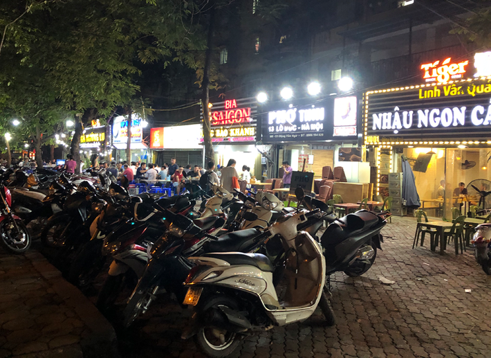 Vỉa hè một đoạn phố Đặng Văn Ngữ (quận Đống Đa) bị hàng quán phủ kín, không còn lối cho người đi bộ.