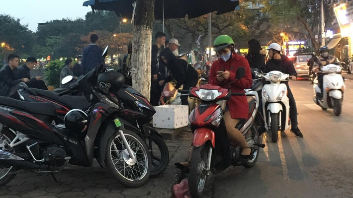 Hồ Đắc Di vốn là một phố nhỏ thuộc phường Nam Đồng, Đống Đa, Hà Nội. Phố dài khoảng 500m, rộng khoảng 5m, kéo dài từ phố Tây Sơn (qua khu tập thể Nam Đồng và hồ Xã Đàn) đến phố Đặng Văn Ngữ. Lâu nay, nơi đây được mệnh danh là “phố ẩm thực” với đặc sản món thịt xiên nướng. Đi cùng với đó là vỉa hè bị chiếm dụng để đỗ xe hoặc kinh doanh.