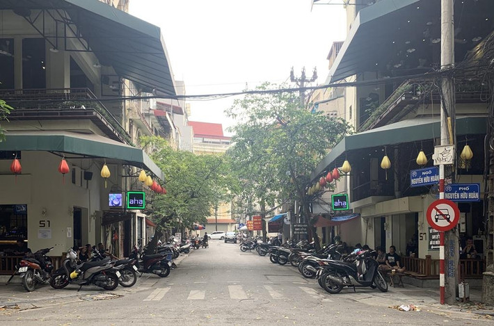 Hành vi lấn chiếm vỉa hè, lòng lề đường không phải chỉ diễn ra ngày một ngày hai mà từ nhiều năm nay đã trở thành vấn nạn khó dẹp bỏ, tình trạng này luôn tồn tại gây nên nhiều hệ lụy về mất an toàn giao thông, mất an ninh trật tự, ô nhiễm môi trường, mất mỹ quan đô thị (phố Nguyễn Hữu Huân, Hoàn Kiếm, Hà Nội).