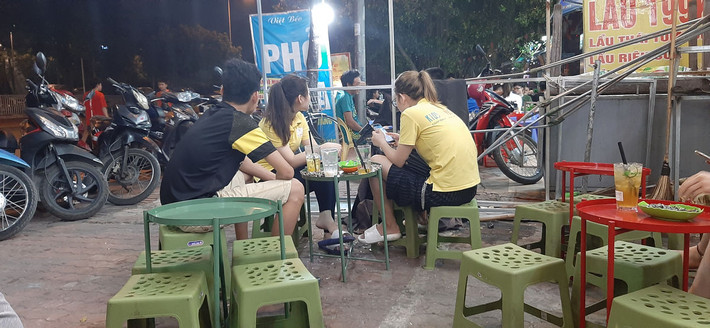 Đáng chú ý, dọc tuyến phố này, khu vực vỉa hè gần như bị các hộ kinh doanh này chiếm dụng hoàn toàn làm nơi kinh doanh, bày biển hiệu, bàn ghế chỗ để xe... Khu vực vỉa hè dường như không còn lối dành cho người đi bộ. (Ảnh chụp tại Quán Trà Chanh ở phố Đỗ Đức Dục).