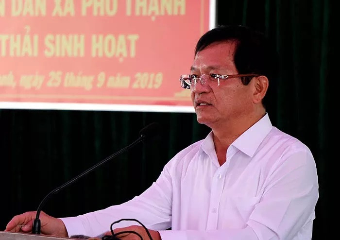 Lê Viết Chữ (SN 1963) - Cựu Bí thư tỉnh Quảng Ngãi: Với cương vị là Ủy viên Trung ương Đảng, Bí thư Tỉnh ủy Quảng Ngãi, ông Lê Viết Chữ chịu trách nhiệm chính về vi phạm, khuyết điểm của Ban Thường vụ Tỉnh ủy các nhiệm kỳ 2010-2015, 2015-2020 và của Ban cán sự đảng, UBND tỉnh nhiệm kỳ 2011-2016. Ngày 16/6, Bộ Chính trị quyết định thi hành kỷ luật ông Lê Viết Chữ bằng hình thức Cảnh cáo.