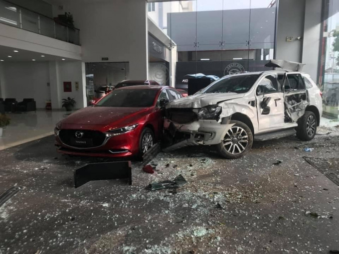 Vào khoảng 15h ngày 10/12, chiếc xe Ford mang BKS 88A - xxx đang đi trên đường Nguyễn Tất Thành thì bất ngờ lao thẳng lên vỉa hè, đâm vào một người dân bị tử vong, sau đó đâm vỡ kính showroom Mazda Việt Trì rồi lao vào một ôtô trưng bày bên trong.