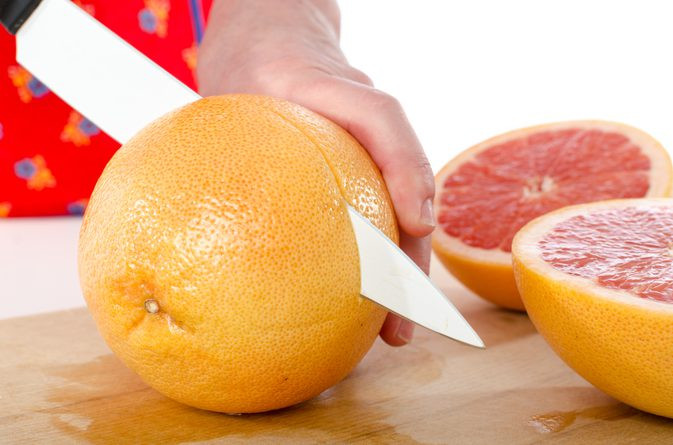 Không những vậy, vỏ bưởi còn có công dụng làm giảm mỡ máu. Ngoài ra, chất flavonoid có trong vỏ bưởi còn có khả năng bảo vệ gan, giúp bền thành mạch. (Nguồn Livestrongcdn)