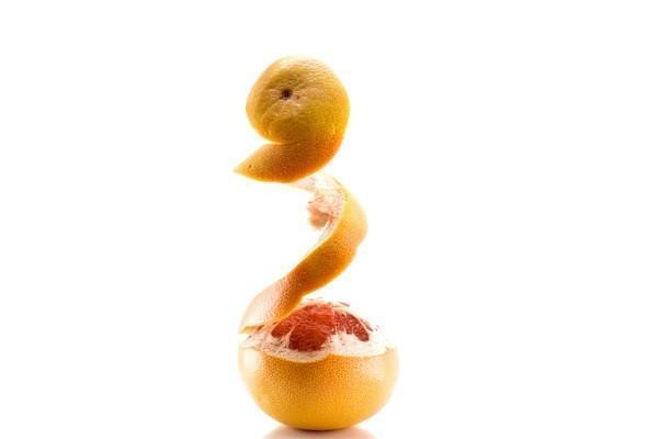 Với hàm lượng vitamin A, vitamin C và chất chống oxy hóa cao, vỏ bưởi có tác dụng làm trắng da, giúp da mịn màng và căng tràn sức sống. (Nguồn Dcdn)