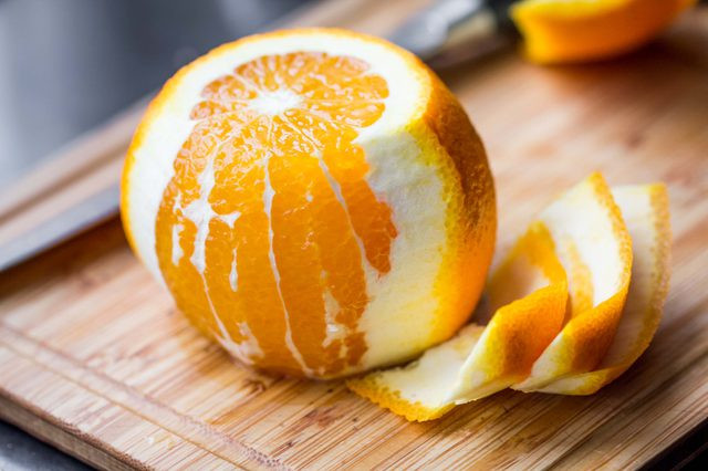 Vỏ bưởi chứa một lượng tinh dầu khá lớn có khả năng dưỡng tóc và trị rụng tóc, giúp tóc chắc mượt và óng ả. (Nguồn Leafcdn)