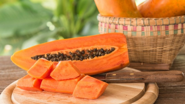 Đồng thời, các vitamin A, vitamin C, khoáng chất kali và magie dồi dào trong đu đủ còn giúp làm mờ nám, tàn nhang một cách hiệu quả, mang lại làn da trắng sáng cho các chị em. (Nguồn Ndtvimg)