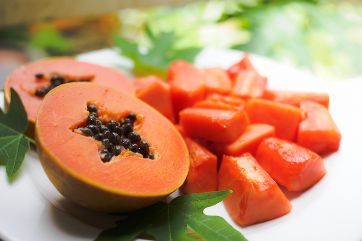Đu đủ chín chứa một loạt các loại vitamin thiết yếu như vitamin A, vitamin C, vitamin B1, vtiamin B2 có tác dụng giúp da căng mịn và sáng bóng hơn. (Nguồn Ititropicals)