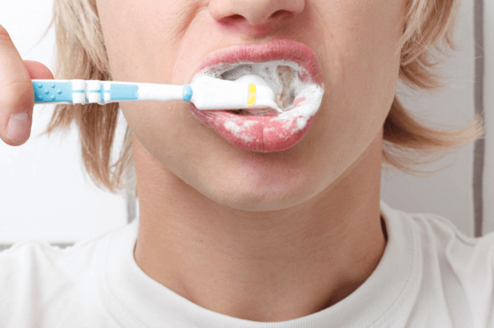 Trong thức ăn bạn vừa nạp vào cơ thể có thể có chứa axit làm mềm men răng. Nếu chải răng ngay lúc này, răng sẽ dễ bị tổn thương, đặc biệt là men răng. (Nguồn Yp)