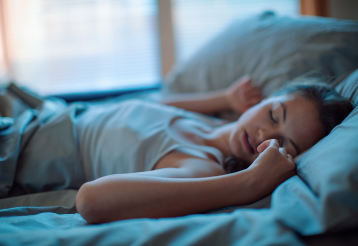 Ngủ ngay sau khi ăn, nhất là ăn trưa cũng là sai lầm phổ biến ở nhiều người. Thói quen xấu này khiến dạ dày không tiêu hóa được hết thức ăn, lại còn chèn ép hoạt động của tim, gây ảnh hưởng xấu đến sức khỏe. (Nguồn Greatist)