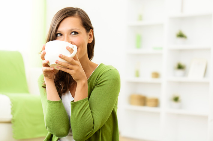 Tương tự, uống trà để tráng miệng sau bữa ăn cũng là thói quen của nhiều người. Trong trà có chứa chất polyphenols gây cản trở hấp thu sắt. Bên cạnh đó, axit có trong trà cũng làm ảnh hưởng đến các protein có trong thức ăn. (Nguồn Everydaytalks)