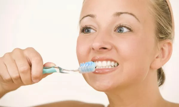 Cùng với tắm, nhiều người thường đánh răng ngay sau khi ăn để loại bỏ vụn thức ăn bám dính trên răng và làm sạch khoang miệng. Tuy nhiên, thói quen này cũng là một sai lầm cần tránh. (Nguồn Askthedentist)